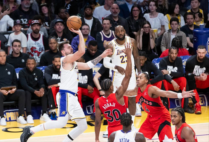 kaiyun登录入口-掀翻东部第4,湖人收获很丰富,练出了新阵容,一事情也能做好|八村塁|猛龙|多伦多猛龙队|洛杉矶湖人队|贾里德·范德比尔特_新浪体育_新浪新闻